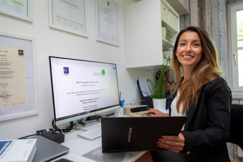 Bilanzbuchhalterin Daniela Leitgeb an ihrem Arbeitsplatz im Büro